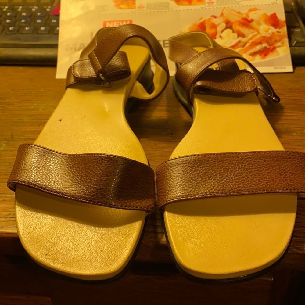 Basic Editions Brown sandals sz.9